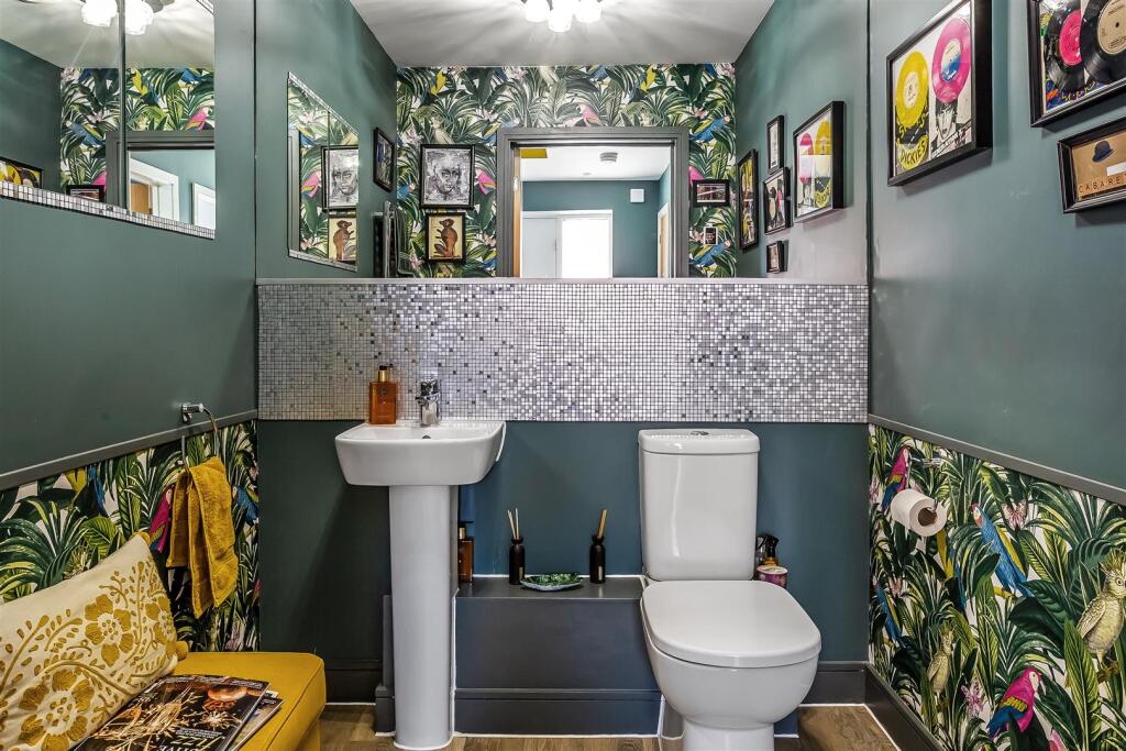 Cloakroom toilet.jpg
