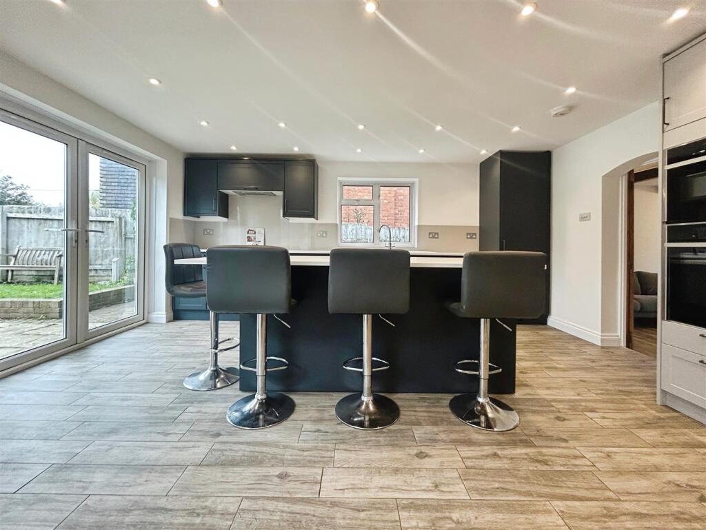 e1b4cb6d-9-4D00-93B2-33D7AAE2F5A1-4172-000002D251F