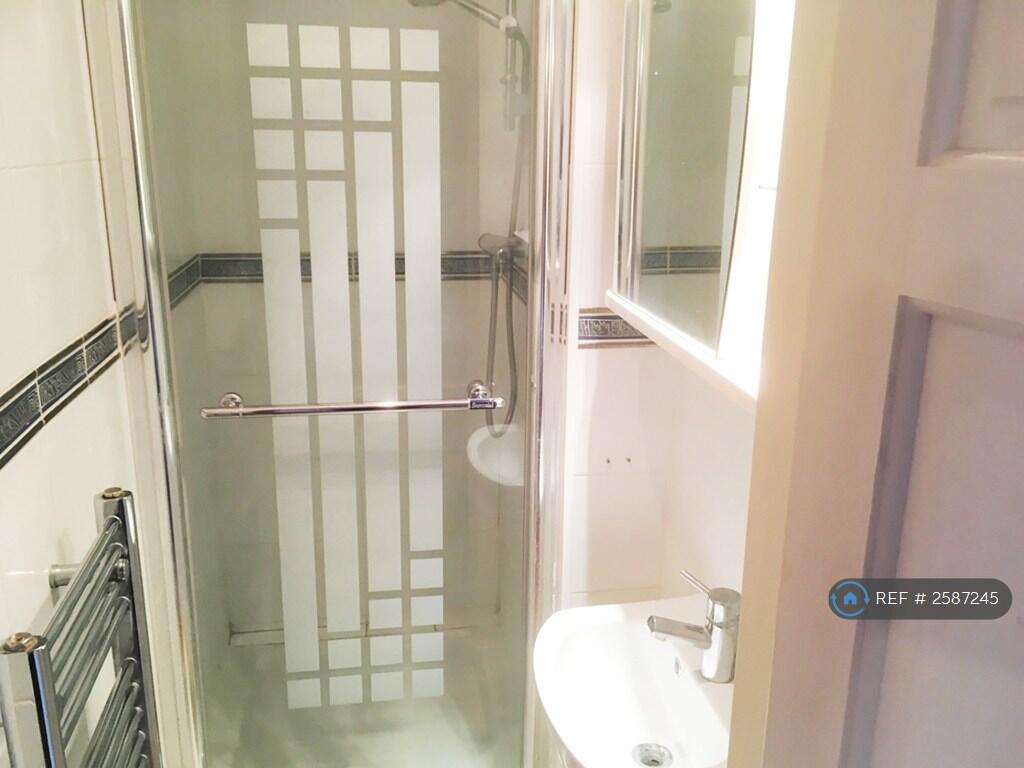 Ensuite Shower To Master Bedroom