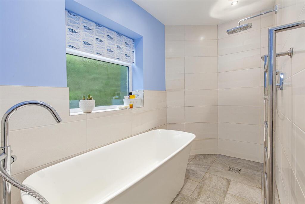 Exquisite En-Suite Shower Room