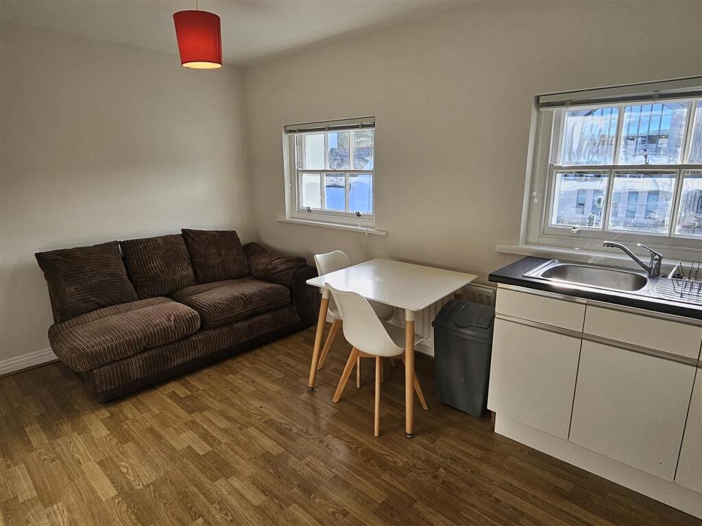 OPEN PLAN LOUNGE/KITCHEN