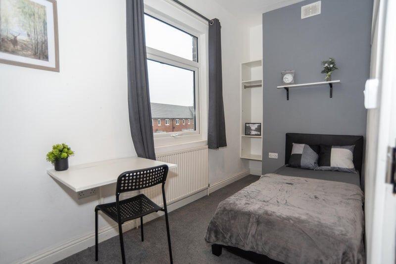 A neat and well-maintained single bedroom featu...