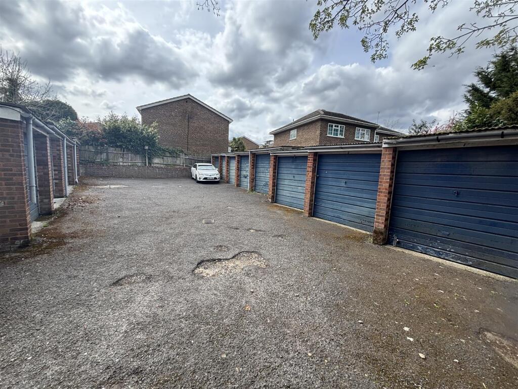 GARAGE &amp; PARKING