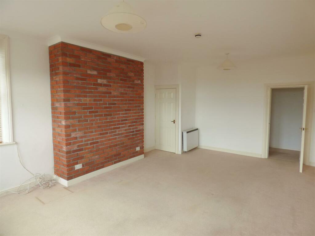 Living Room   .JPG