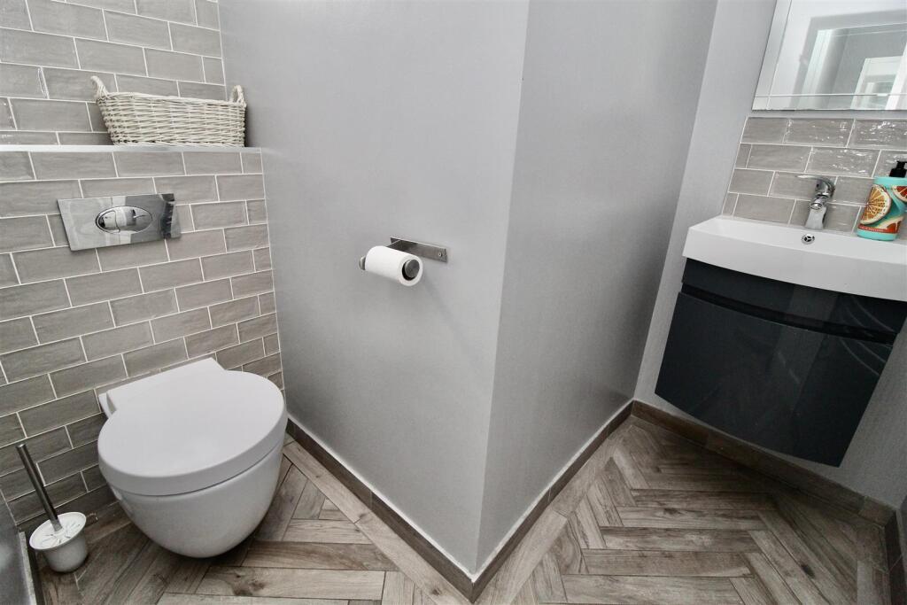L-Shaped Guest WC