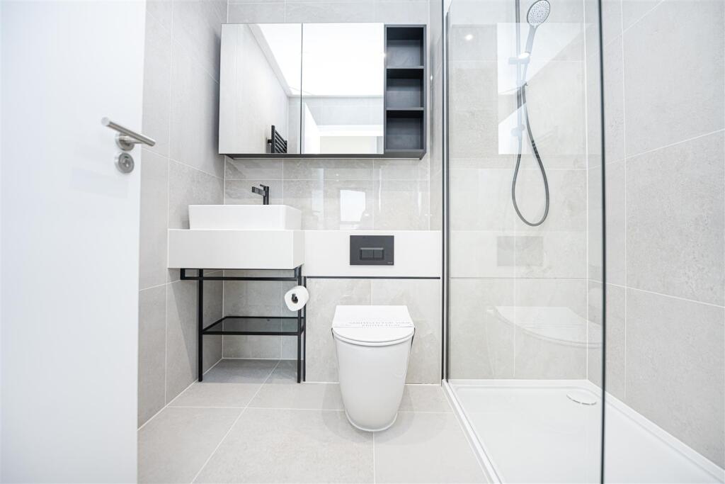 Bedroom One En-suite Bathroom     .jpg