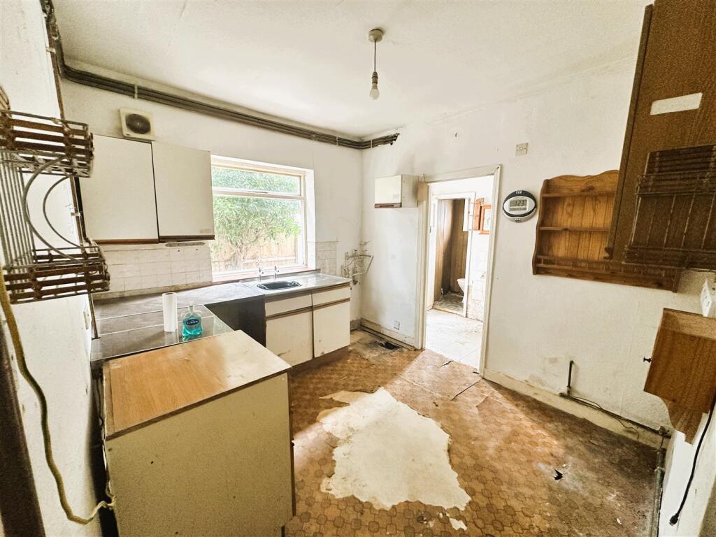 University Road Colliers Wood London 2 bed flat fo