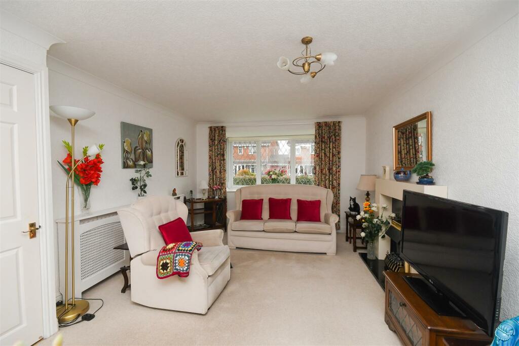 1 Oatlands Way - Lounge Dining Room (2).jpg