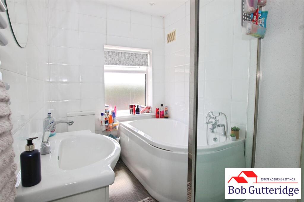 FIRST FLOOR FOUR PIECE BATHROOM