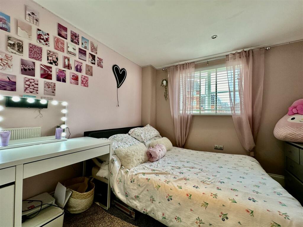 BEDROOM 4