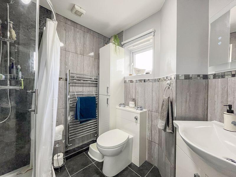 EN-SUITE SHOWER ROOM