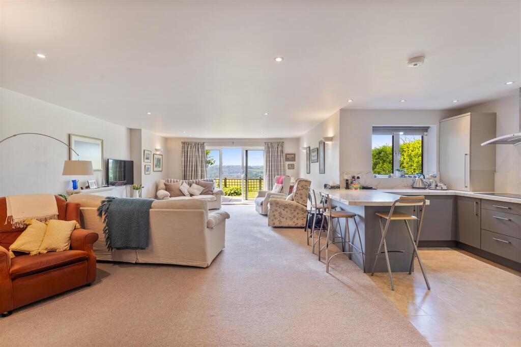 A09 - Flat 2 Redhills, Jubilee Road - 250514.jpg