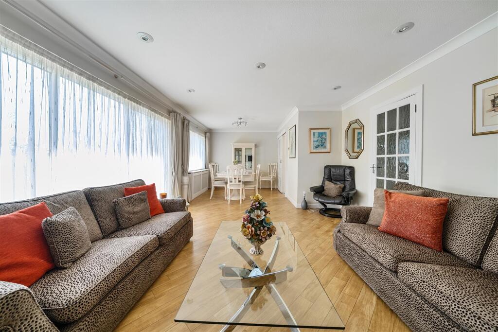 Lounge/Dining Room: