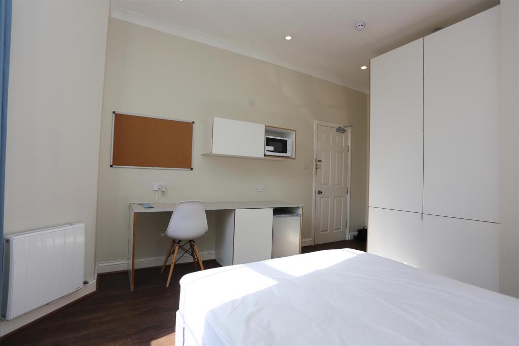 Room 171, 16-18 Regency Sq   (5).JPG