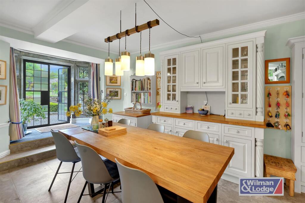 Four Double Bed Character Property in Steeton (16)