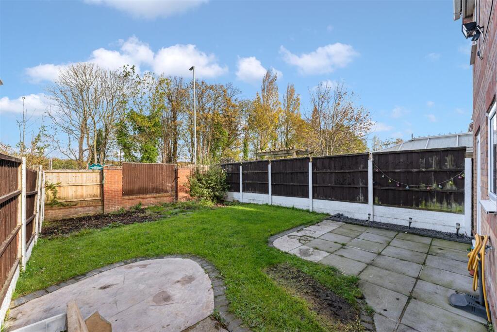 17 Newark Close garden 2.jpg