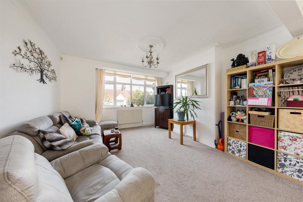 Larkshall Crescent E4