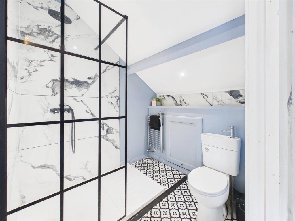 EN-SUITE SHOWER ROOM