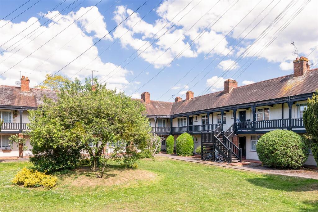 COURT FARM GARDENS (13).jpg