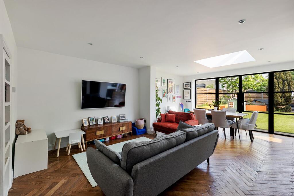 Warboys Crescent E4