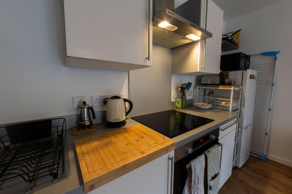 Kitchen (b) 