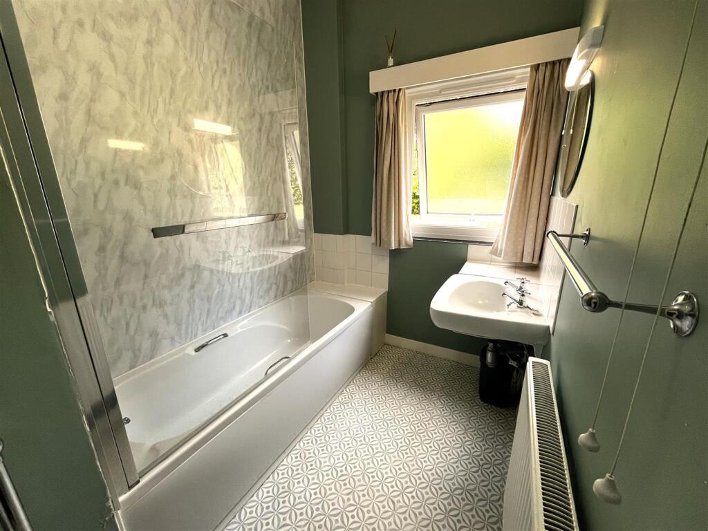 Bathoom 2.JPG