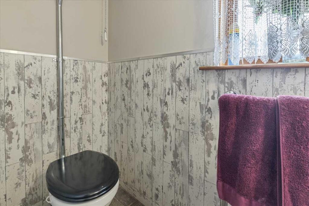 Lower Level WC (1)