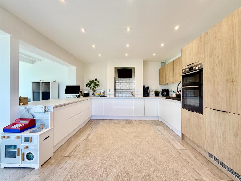 Kitchen &amp; Breakfast Bar.JPG