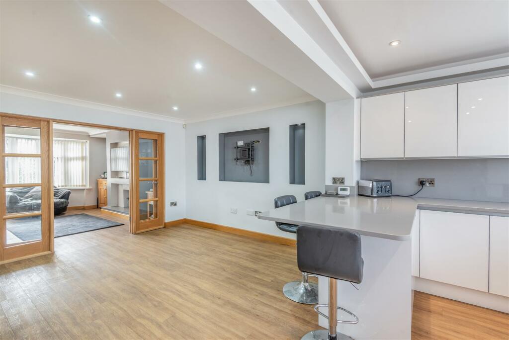 8589242-interior26.jpg