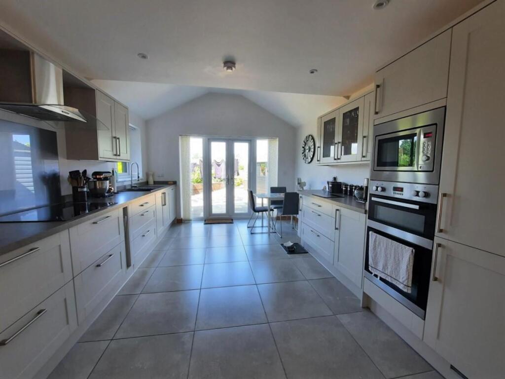 Kitchen 1.jpg