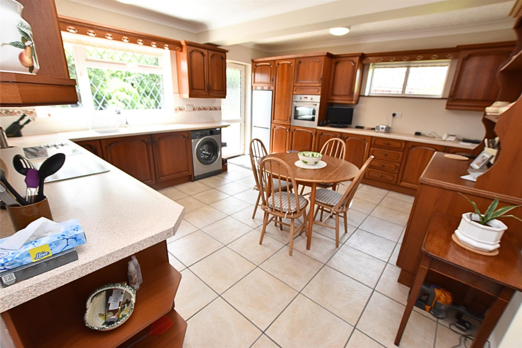 KITCHEN/BREAKFAST ROOM