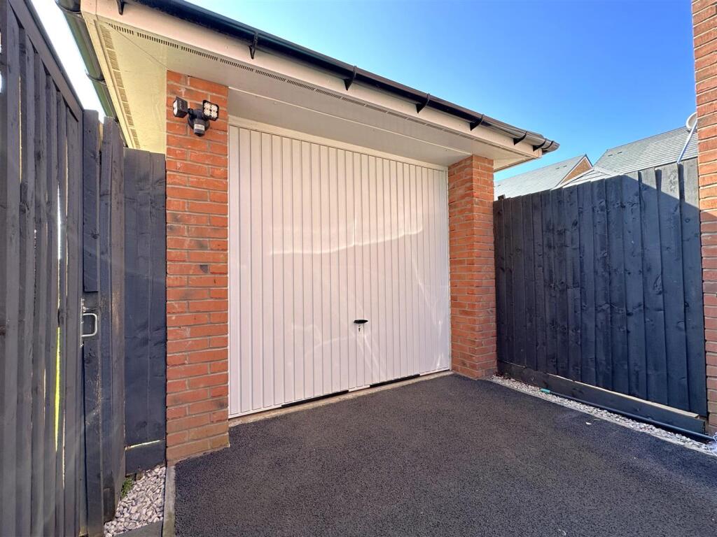 Detached Garage 290