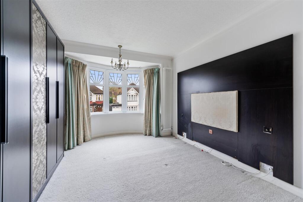 41 Oaklands Avenue, Isleworth TW7-37.jpg