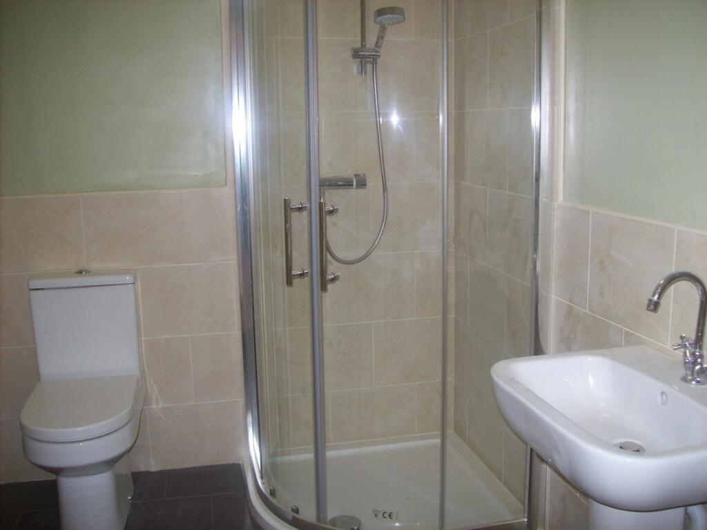 upstairsshowerroom_lge