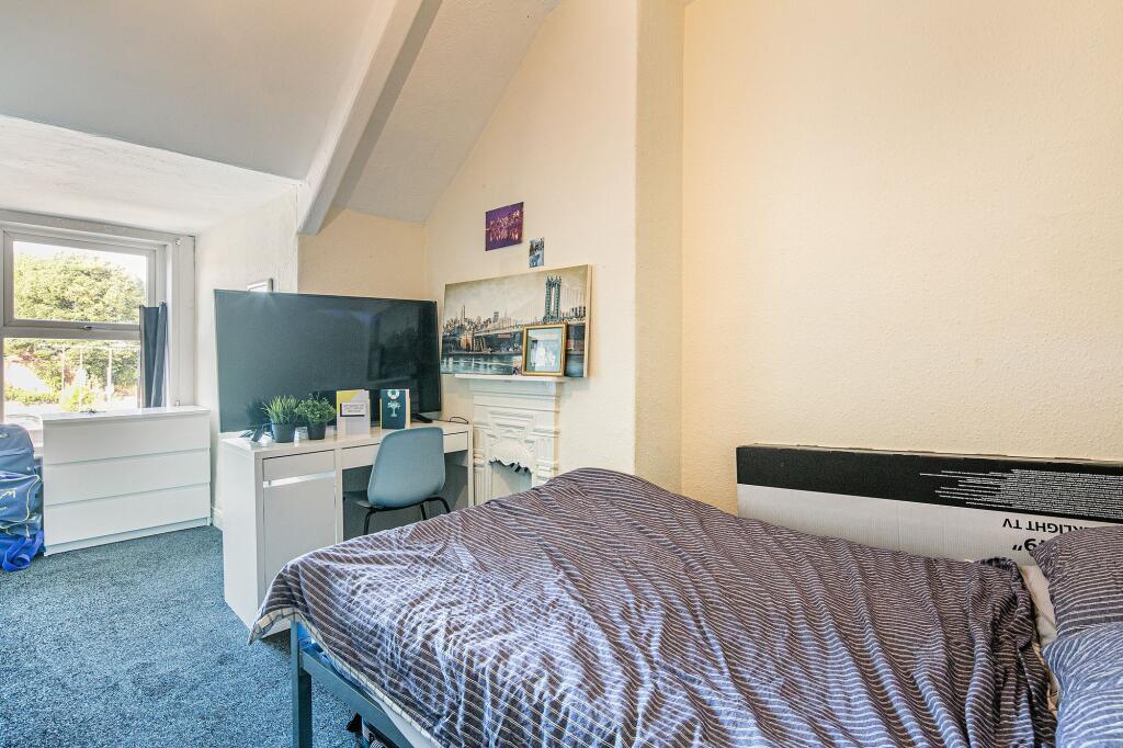 Bright, neatly presented double bedroom with a ...