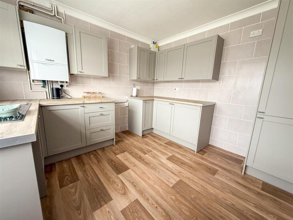 FITTED KITCHEN