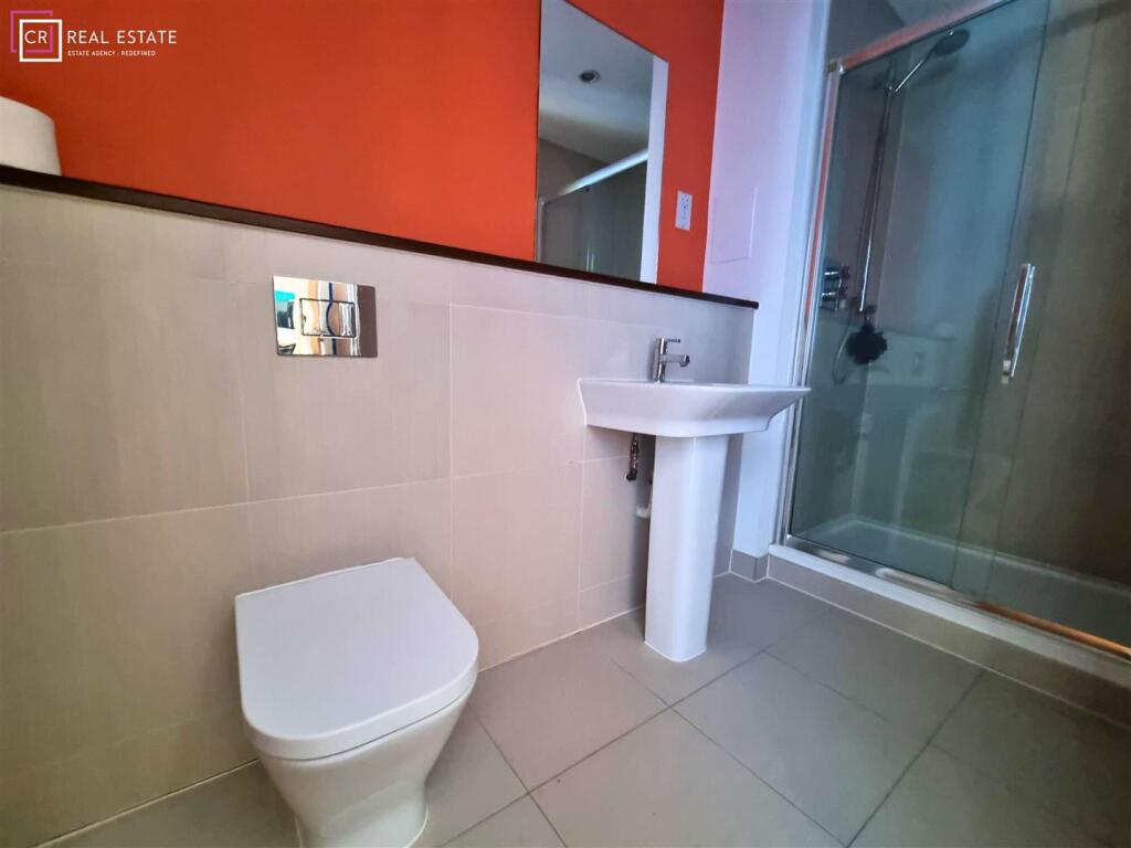 EN-SUITE SHOWER ROOM