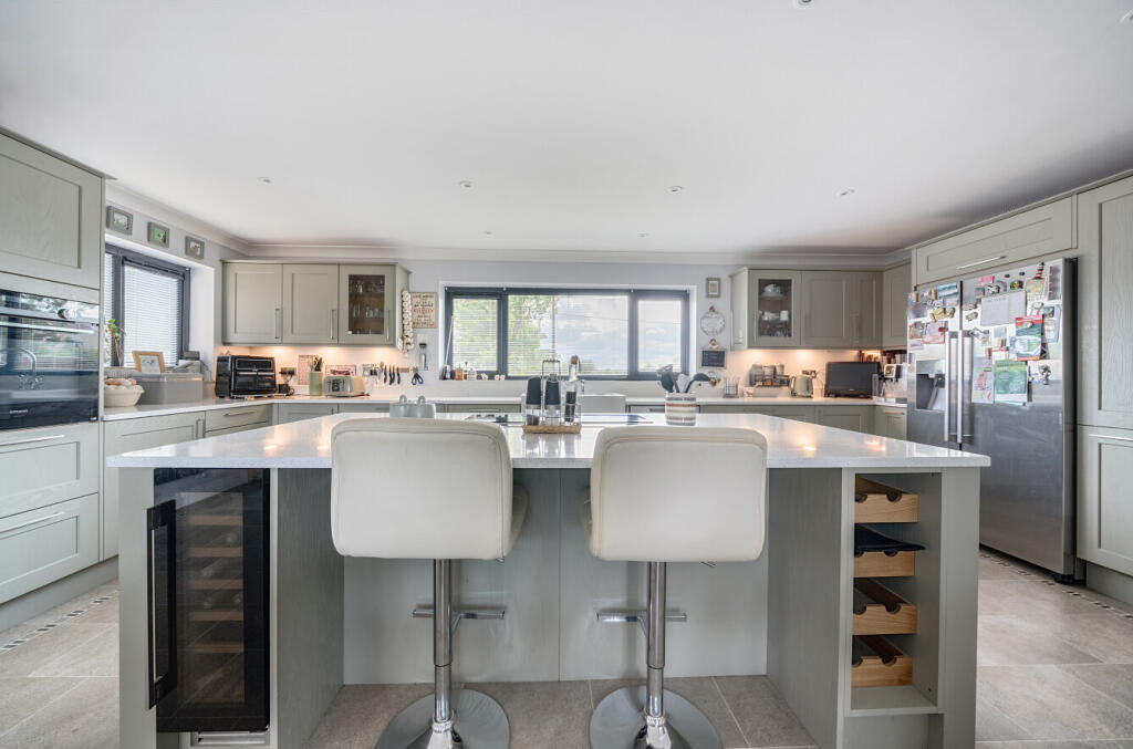 1304671-40-684083...