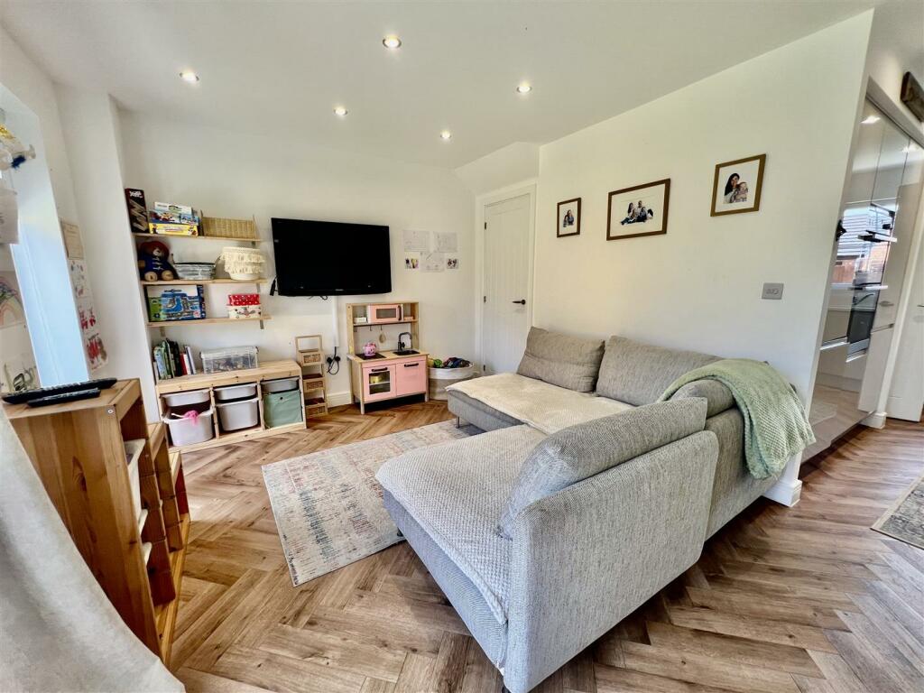 KITCHEN/DINER/PLAYROOM