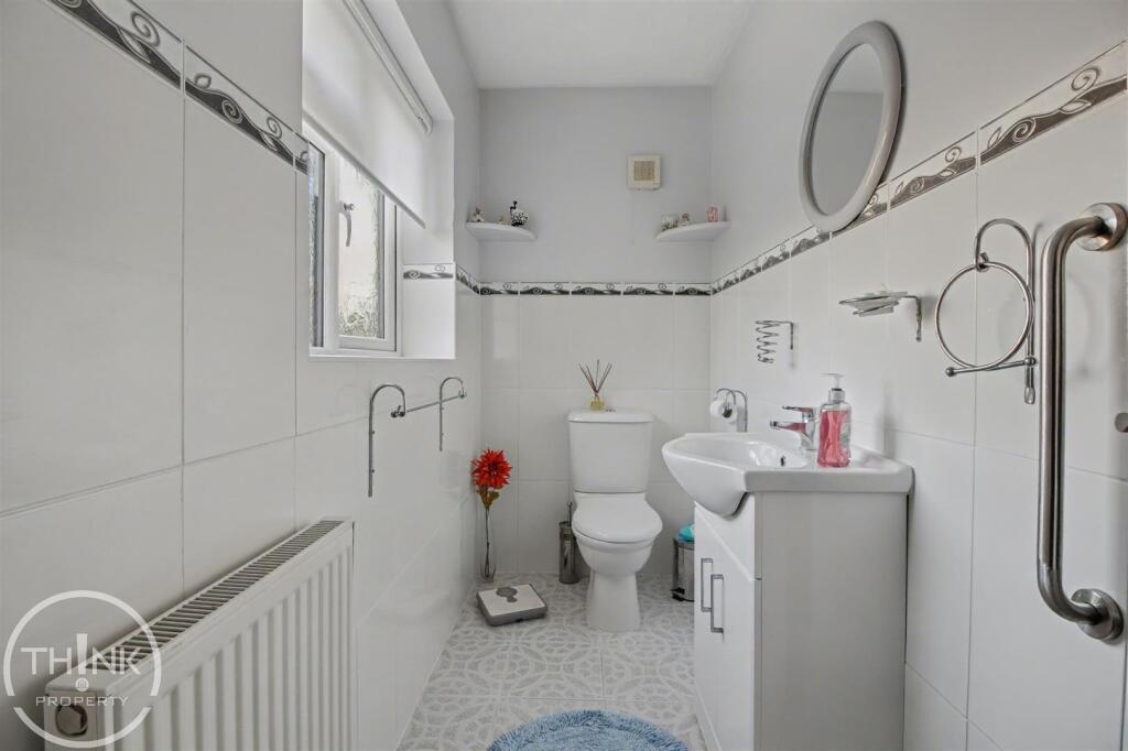 En suite Cloakroom