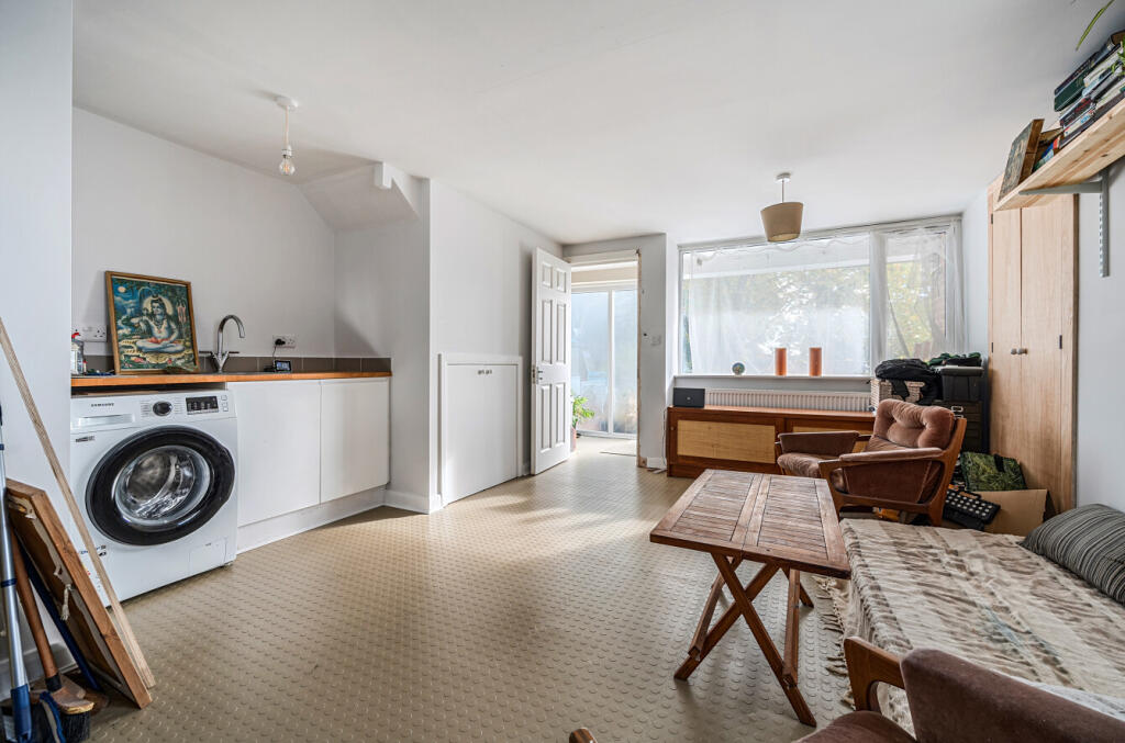 1372559-7-68fb5a7...