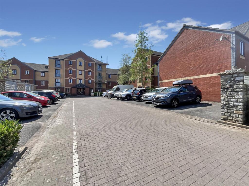 Communal Grounds / Parking