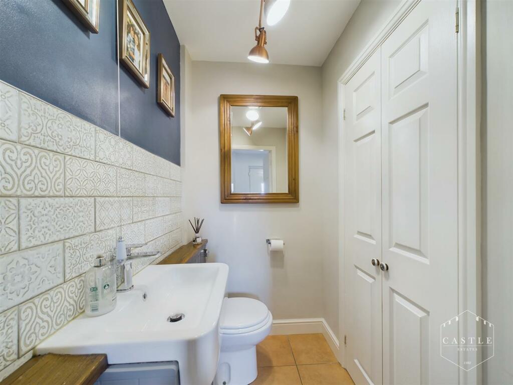 GUEST CLOAKROOM