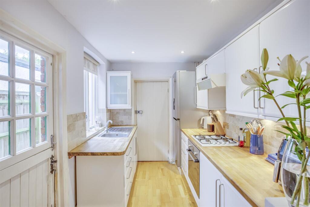 92 Oakridge Road, HP11 2PL-7.jpg