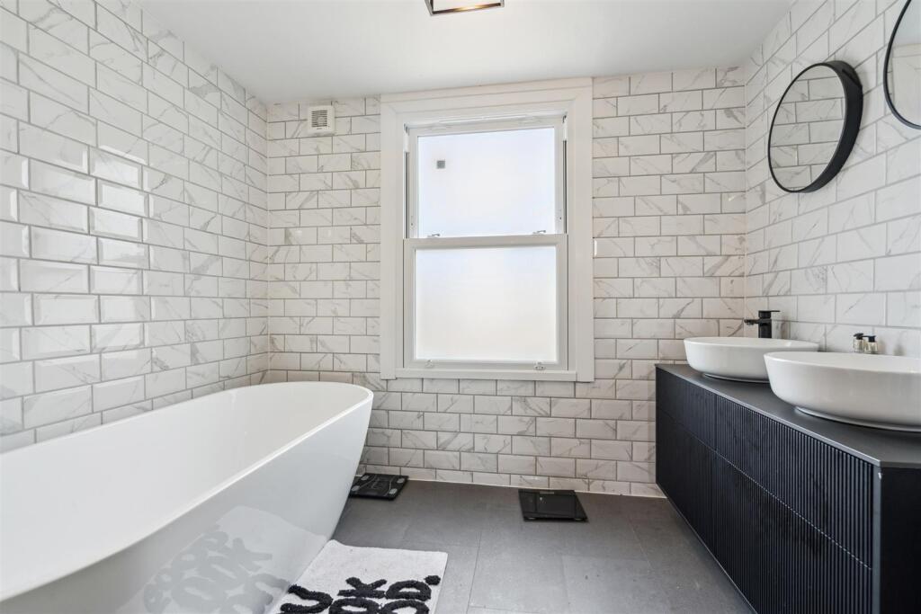 462 Merton Road SW18 bathroom 2.jpg