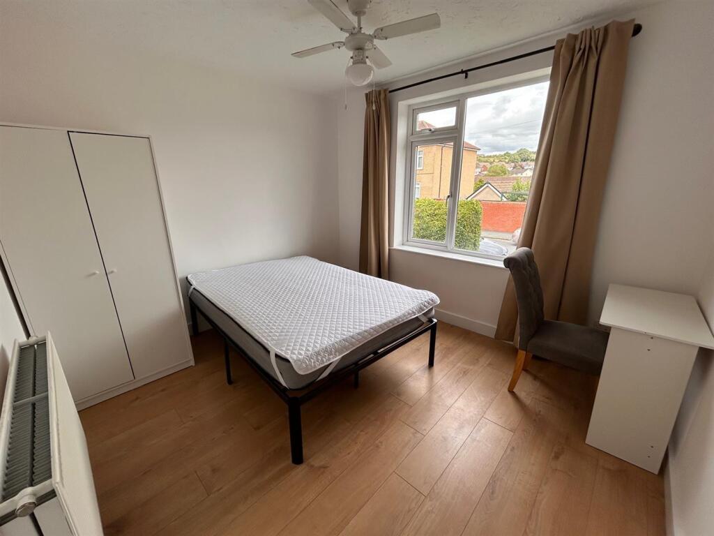 Bed1.jpg