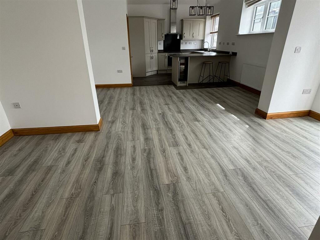 Open plan lounge/dining room