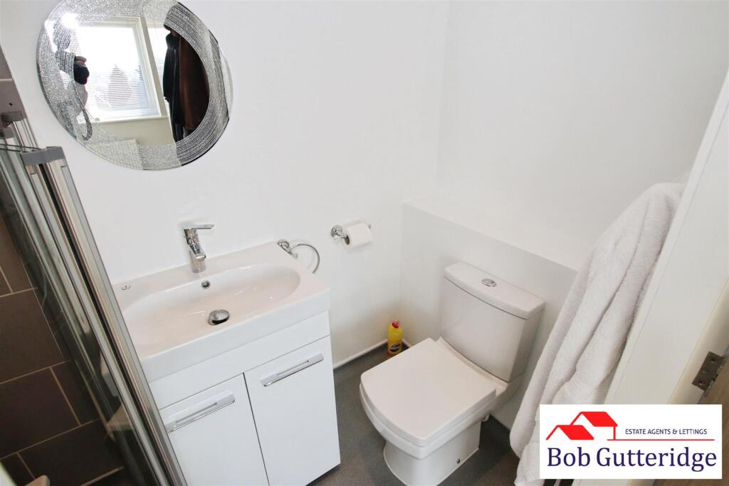 EN-SUITE SHOWER ROOM