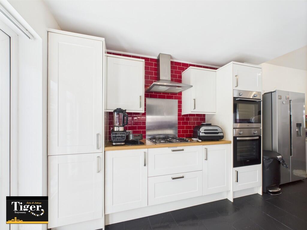 CAM02176G0-PR0564...