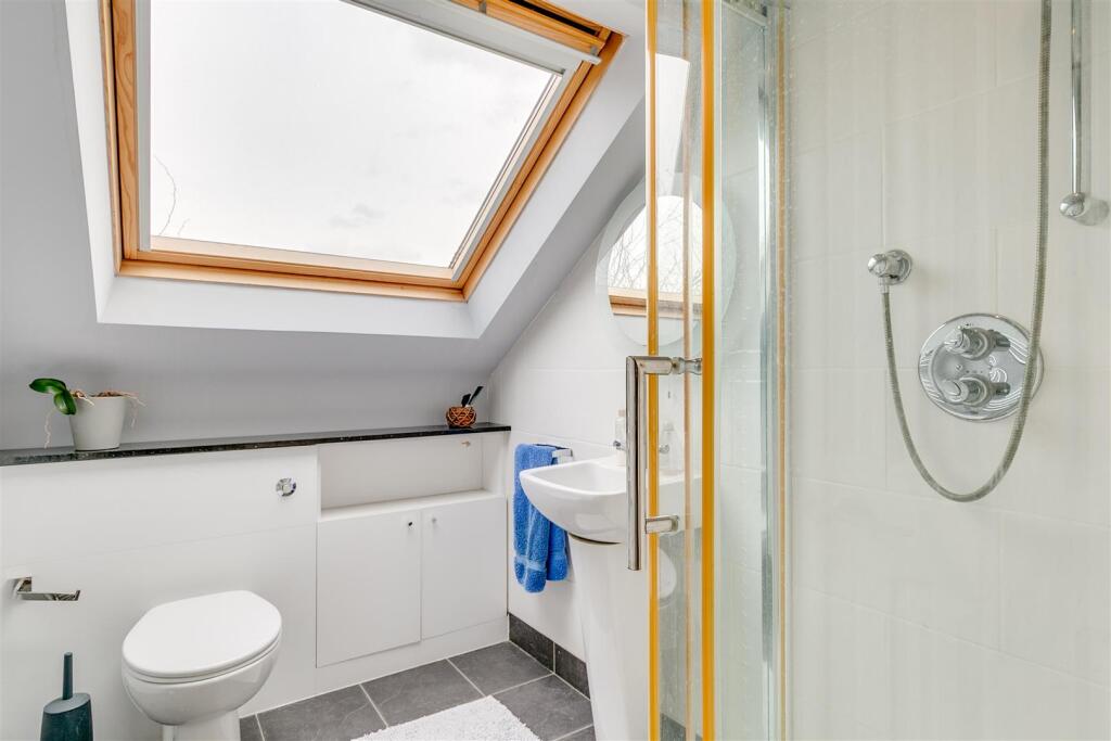 Ivy Crescent, W4 - TO LET